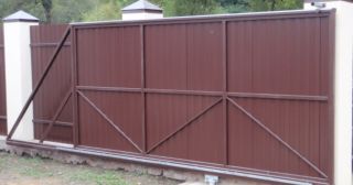 Купить откатные ворота из профнастила Магадан, цена от 1745 руб.