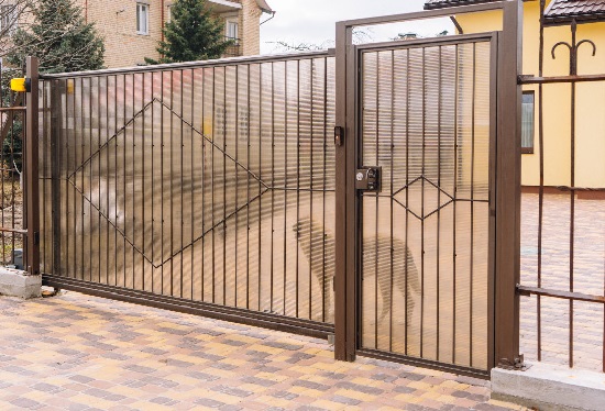 Купить ворота из профлиста с элементами ковки, с металлическими столбами в рамке или под дерево в Магадане от 153885 руб